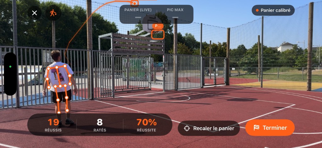 Vue caméra de Layball : le joueur et le ballon sont détectés en temps réel, squelette et trajectoire surlignés en orange, avec le score et la réussite en direct.